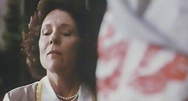 Na navlaženom penisu slobodni pornici skače na vrhu gole sluškinje