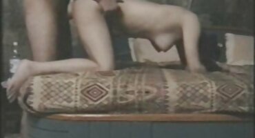 Djevojka djevojka staviti ruke u dupe besplatni seks film na kauču