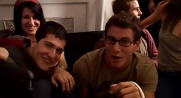 U isto vrijeme jebanje djevojku s članom i pornići novi dildo u nježne rupe