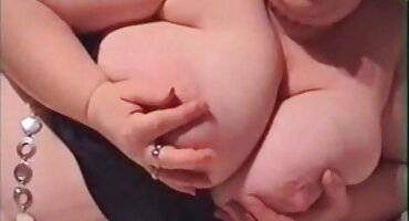 Prsata striptizeta pokazala je svoje besplatniseksifilmovi elegantne oblike i dala ćelav