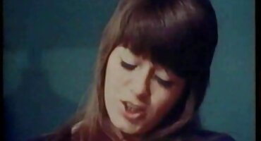 Lijepa besplatni pornicu djevojka započinje svoj dan masturbacijom