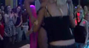 Koristeći različite poze junice jebu u besplatna jebacina dupe