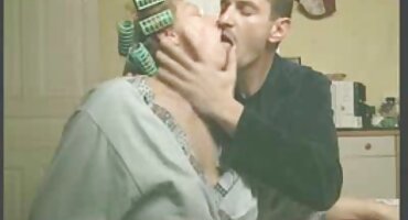 Sparno momak širi dinje, prodrijeti besplatni pornci u njegov šupak