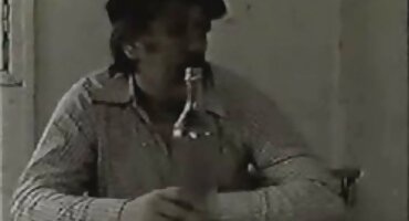 Djevojka aktivno radi na porno filmovi transvestiti muškom falusu