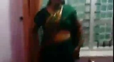 Napaljeni kralechka dodaje ogroman jebacina xxl dildo u njeno dupe