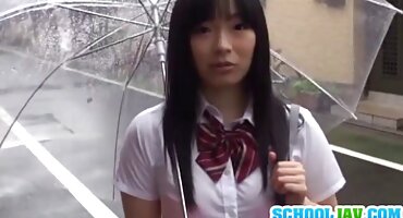 Lijepa tamnokosa djevojka porno filmovi free obrađuje dva falusa