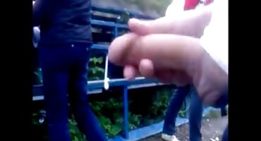 Liže najbolji sex filmovi između sisa, a zatim lupa u velike sise