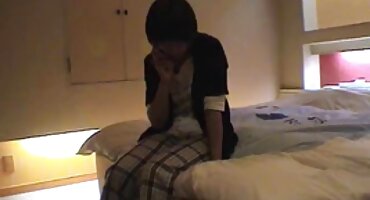 Crnka s naočalama sanja o pornići novi muškom penisu