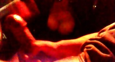 Na vrtnom porno sexi filmovi stolu jebeno plavuša u prsima