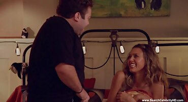 Momak plugovi pornić seks ukusan djevojka tvrdi u rupu