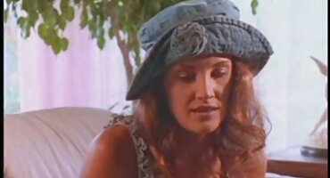 Čvrsto očima drolja dala sebi spermu na krevetu pornic film