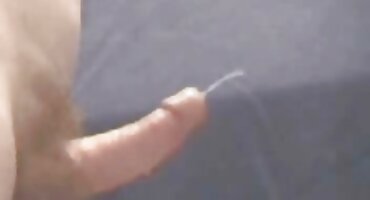 Lijepa djevojka na kauču u sve pornicipornici rupe