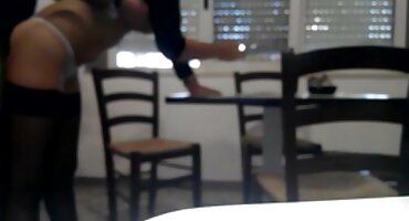 Svojim nježnim ustima crnka vrući pornići sranje član