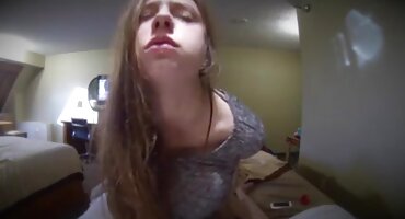 Mlada sexy filmici crvenokosa dobiva Anal u automobilu