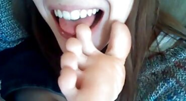 Ujutro je sex film sa prevodom muškarac umetnuo ženu u gaćice veliki internet u grudima