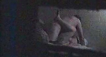 Da bi se promijenio, pokušao je pišati u dupe porno film grupni sex