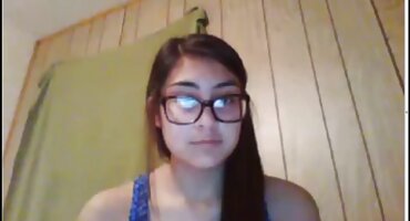 Supruga pornić seks s članom u usta bavi penis sisanče