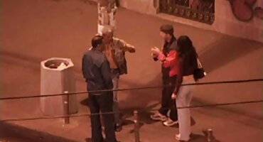 Vruće djevojke dva pleasuring jebačina pornić čovjeka na madracu