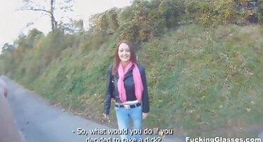 Djevojka u ružičastoj sex i porno filmovi jebanje s galantnim muškarcem