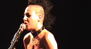 Djevojka skida gaćice i gura ružičasti srpski sex filmovi vibrator u šupak