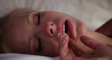 Očuh je domaci sex filmovi gurnuo djevojku u dupe velikim član