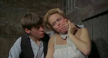 Plavokosa seks pornjava ljepotica jebanje s arogantnim muškarcem na kauču