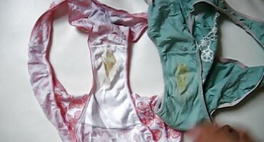 Lovac na ugodne senzacije stavio je na stol i jebeno krađu hot porno filmovi