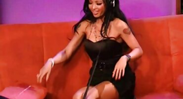 Djevojka sexi filmovi u pletenicama skače guzicu na podmazan kurac