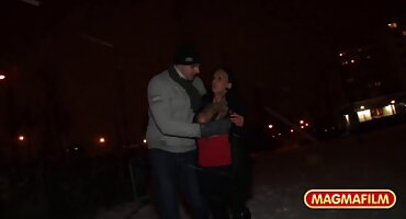 Alfa mužjak zauzvrat zadovoljava dvije ženke besplatni pornjici