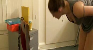 Muškarac je slavno posadio besplatni sexi filmovi crvenu vitku ženu s elastičnim plijenom