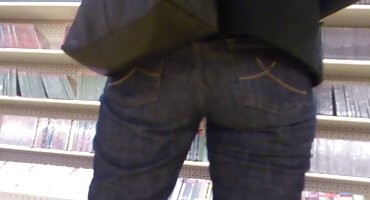 Stud se nagnuo prema djevojci u psećem stilu ciganski porno film i posadio je