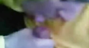 Izopačena pokazuje svoju dlakavu maca i igra se s eroskiklipovi njom dildo