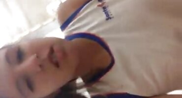 Uske eroskiklipovi oči djevojka širi njezine noge za seks