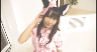 Mladi napaljeni seks porno jebacina djevojka s dildo u njeno dupe na kauču stenje