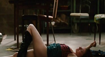 Zavodljiva drolja uživala je u erocki filmovi čvrstom prtljažniku