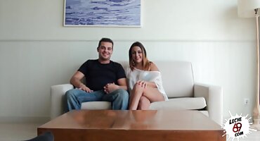 Između muškarca nevena porno film i djevojke bio je seks u dvorištu