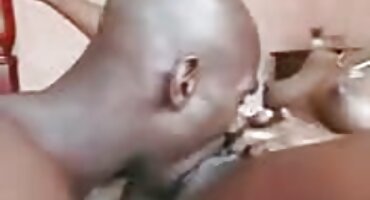 Na kožnom kauču momak besplatni pornjici i djevojka jebu s elastičnom trakom