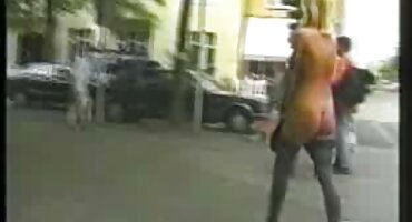 Djevojka fucks naj pornići rupu plastičnim falusom