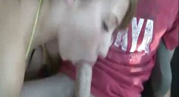 Usredotočen porno film na plazi na intimni kuje dajući anal