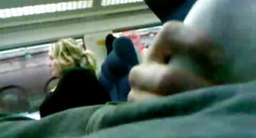 Sjedi besplatni oornici u ogledalu masna Kineska djevojka fingering maca