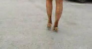 Djevojka je odlučila organizirati porno filmovi grupni seks strastveni milovati crnog penisa