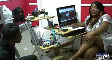 Ljubitelj automobila zakačen prsata drolja i jebeno joj pornici xxl na haubu