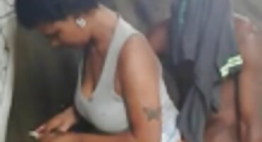 Bezobrazan dama u porno film sa debelim zenama suknje jebanje s mladim skandinavcem