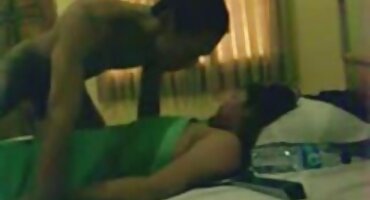 Ruke i besplatno porno filmovi igračke opuštaju dupe kuja na krevetu