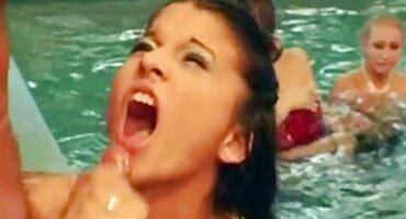 Muškarac je napao straga i sex filmovi sa prevodom jebeno djevojku u dupe