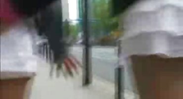 Mladi momak obrađuje kućanicu jebati vintage porno filmovi rupu