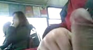 Velika lijepa žena igra s član i uzima pornići novi ga u usta