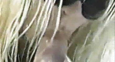 Muškarac pristojno fucks djevojku besplatni oornici rukom i čini joj se sperma