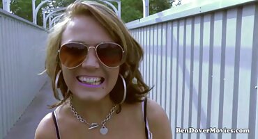 Mama je pružila dupe za duboko jebanje u besplatni pornicic njoj