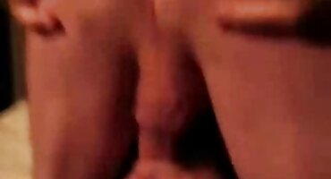 Udobno sjedi na kauču kućanica masturbira pornofilmovisrbija maca